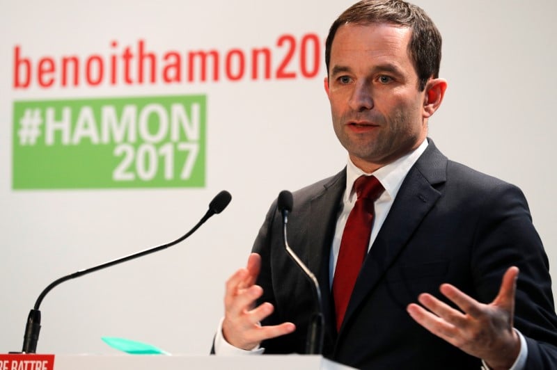 Hamon donne ses mesures de transparence en pleine affaire fillon