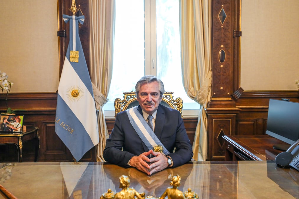 Argentine: fernandez prete serment, la gauche peroniste reprend les commandes