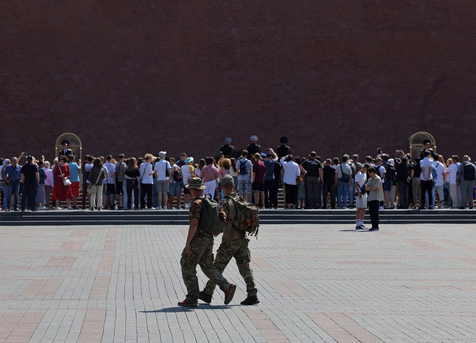 Des personnes passent devant la tombe du soldat inconnu a moscou