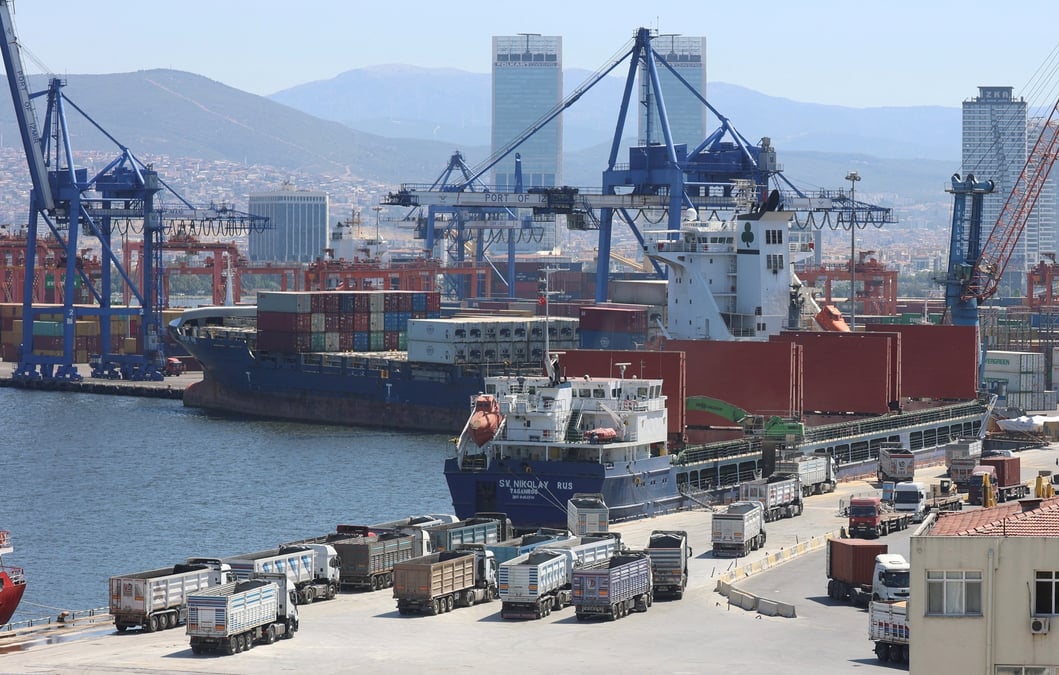 Le vraquier russe sv nikolay est decharge dans le port d'izmir, a izmir