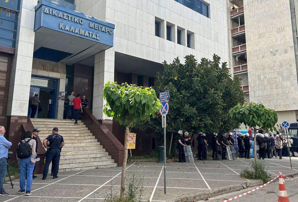 Des policiers montent la garde a l'exterieur d'un tribunal de la ville de kalamata lors du proces de neuf egyptiens accuses d'avoir provoque un naufrage au large de la grece en 2023