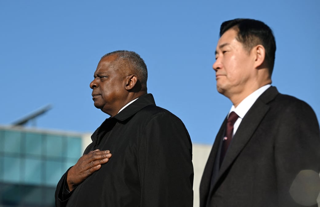 Le secretaire americain a la defense, lloyd austin, et le ministre sud-coreen de la defense, shin won-sik, lors d'une ceremonie au ministere de la defense a seoul