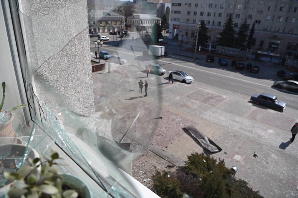 Vue depuis le batiment qui, selon les autorites, a ete endommage par une attaque de drone ukrainien, a belgorod