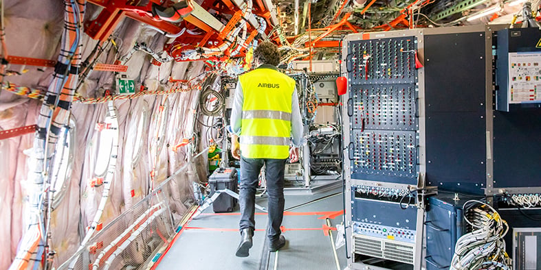 Dans les entrailles d'un Airbus AA350 XWB, avant un test en vol de carburants durables.