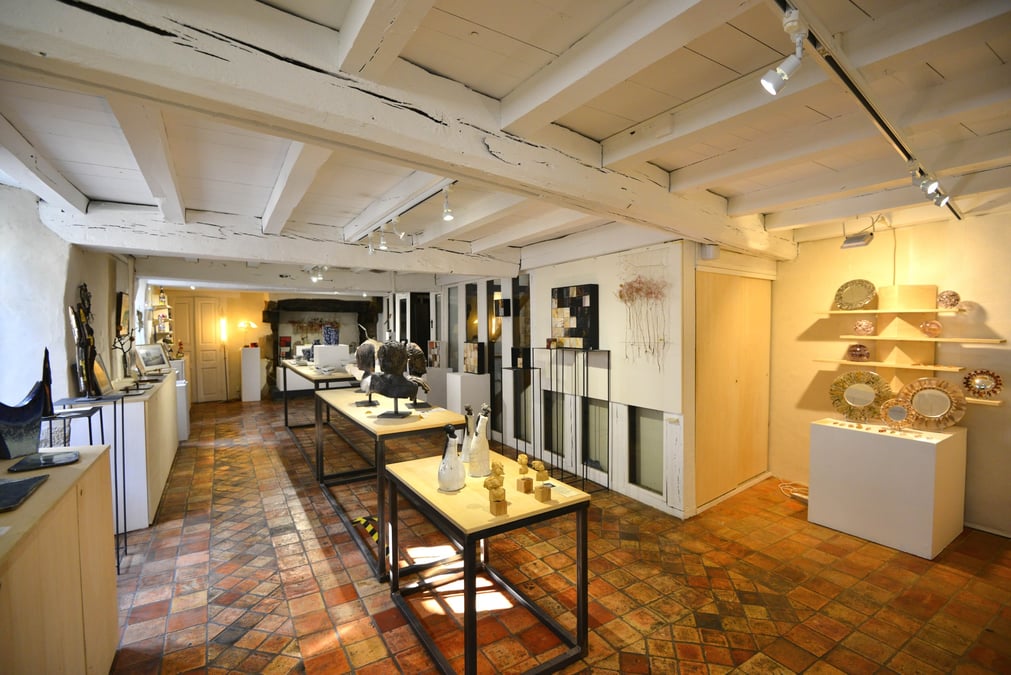 En Morbihan, à Pont-Scorff, La Cour des métiers d’art, établie dans une bâtisse du XVIIe siècle mise à disposition par la mairie, accueille 52 créateurs. Cette boutique-galerie est associée à une vingtaine d’ateliers d’artisans indépendants.