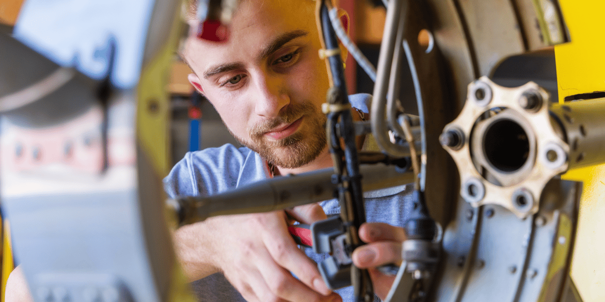 Le besoin est estimé à 10.000 recrutements par an pendant dix ans en Occitanie et Nouvelle-Aquitaine dans la filière aéronautique et spatiale. Ici, un salarié d'Optima Aero, à Anglet (Pyrénées-Atlantiques).