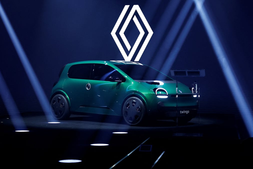 Renault expose sa voiture electrique twingo a paris
