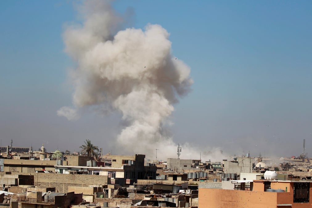 Une soixantaine de corps retires d'un batiment effondre a mossoul