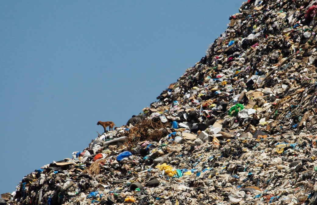 ordures, déchets, décharge, poubelle, ressources naturelles, hyperconsommation, recyclage, tri sélectif, économie circulaire, planète, Terre,