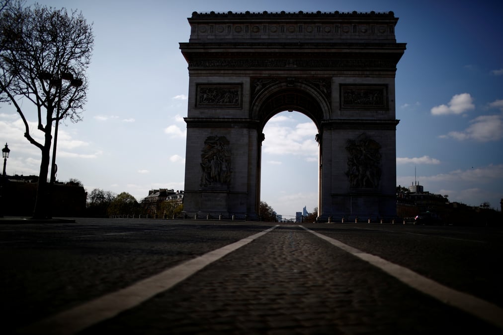 France: alerte a la bombe dans le quartier de l'arc de triomphe