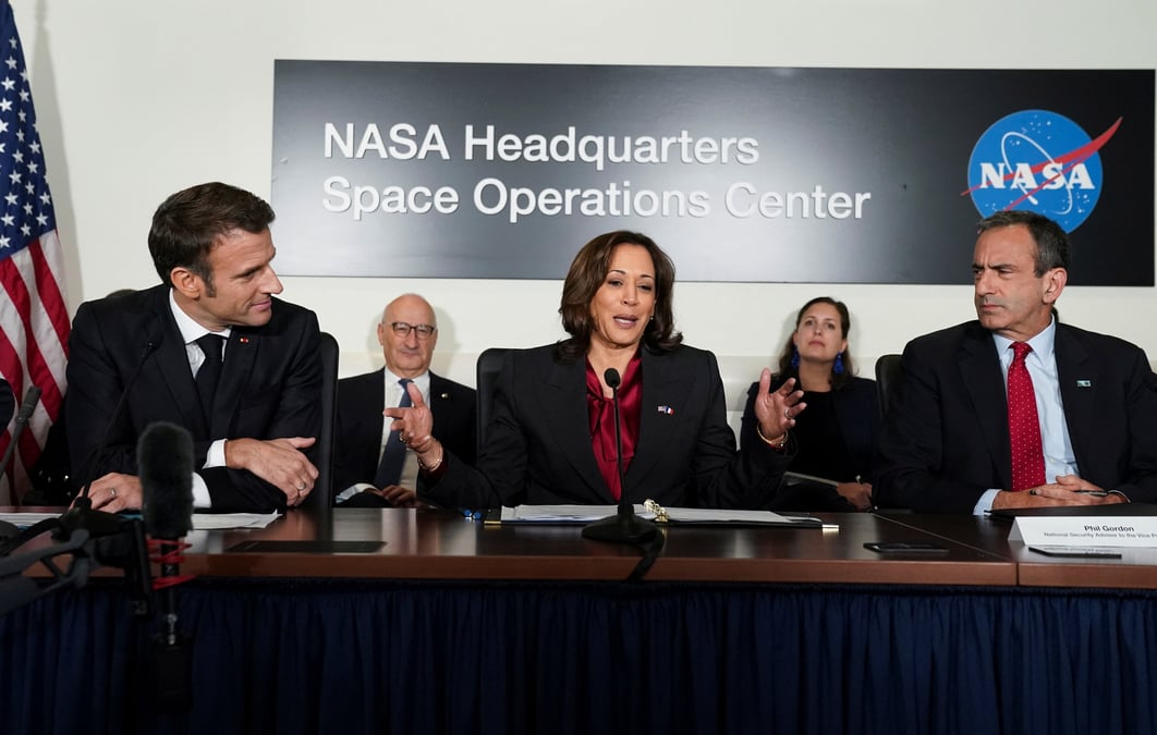 La vice-presidente americaine kamala harri, entouree du president francais emmanuel macron et du conseiller a la securite nationale phil gordon au siege de la nasa a washington
