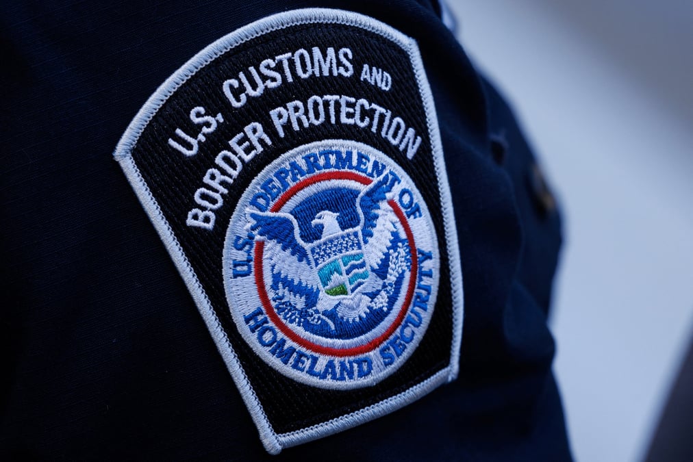 Un agent des douanes et de la protection des frontieres des etats-unis