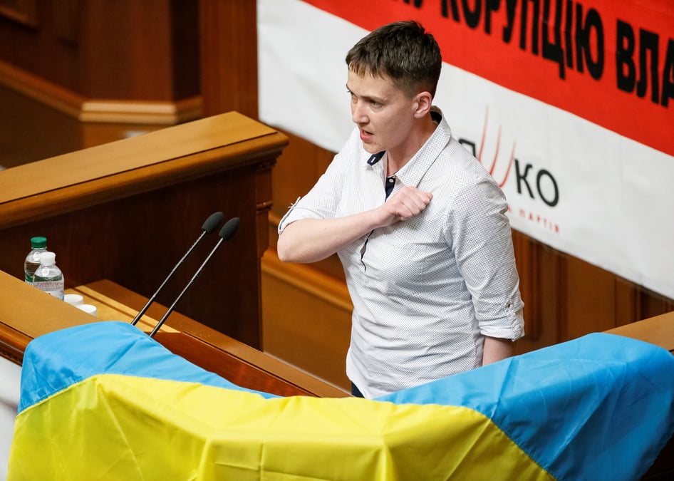 Ovation pour la pilote ukrainienne nadia savtchenko lors de son entree au parlement