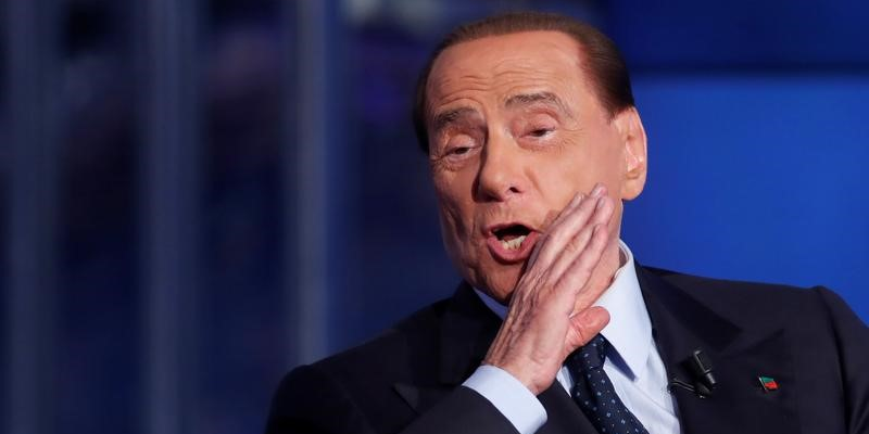 Berlusconi suggere le nom d'un general comme futur president du conseil