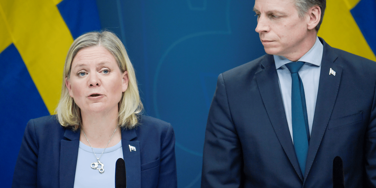 La ministre des Finances, Magdalena Andersson (à g.), en présence de Per Bolund, ministre des Marchés financiers et de la Consommation, lors d'une conférence de presse, le 30 mars 2020.