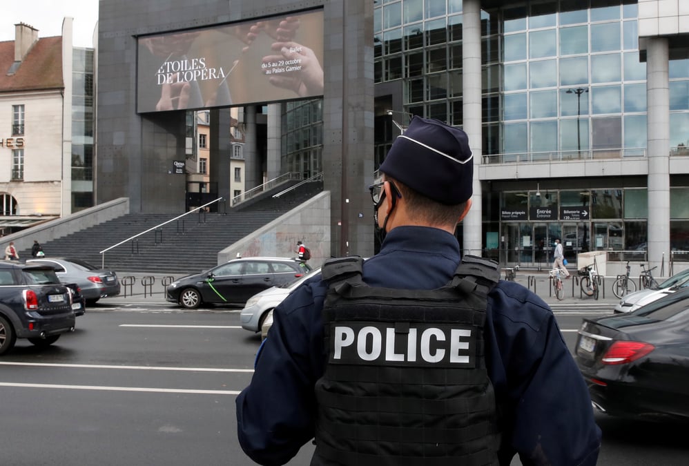 Le suspect avait des "visees terroristes", dit macron