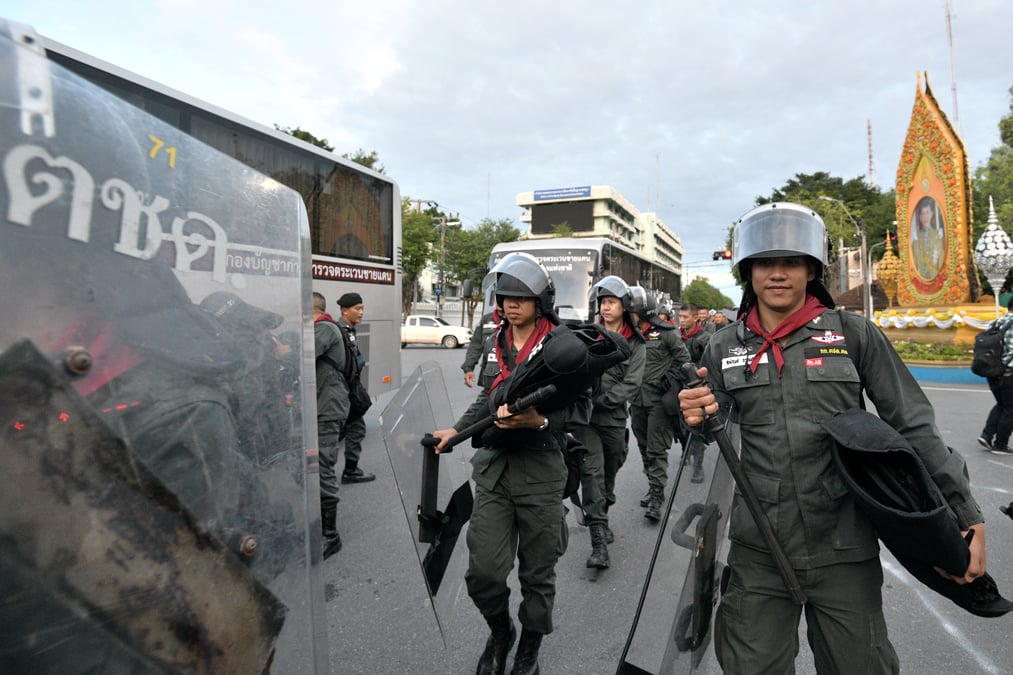 La thailande restreint les rassemblements pour endiguer des manifestations