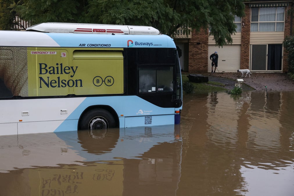 Australie: davantage de personnes appelees a evacuer sydney malgre la baisse des precipitations