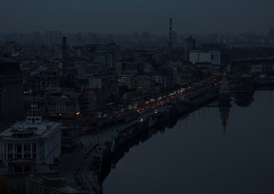 Photo du centre-ville de kyiv sans electricite apres que des infrastructures civiles critiques ont ete touchees par des attaques de missiles russes