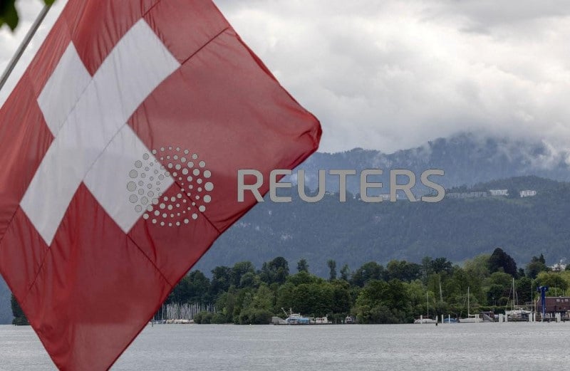 Un drapeau suisse a lucerne