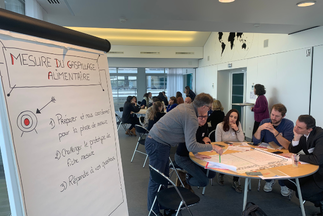 Un groupe de travail constitué des traiteurs, sites privatisables, agences événementielles, prestataires techniques, a identifié une dizaine d’événements professionnels (congrès, séminaires, salons) pour mesurer les déchets avant d'élaborer ensemble des actions concrètes.