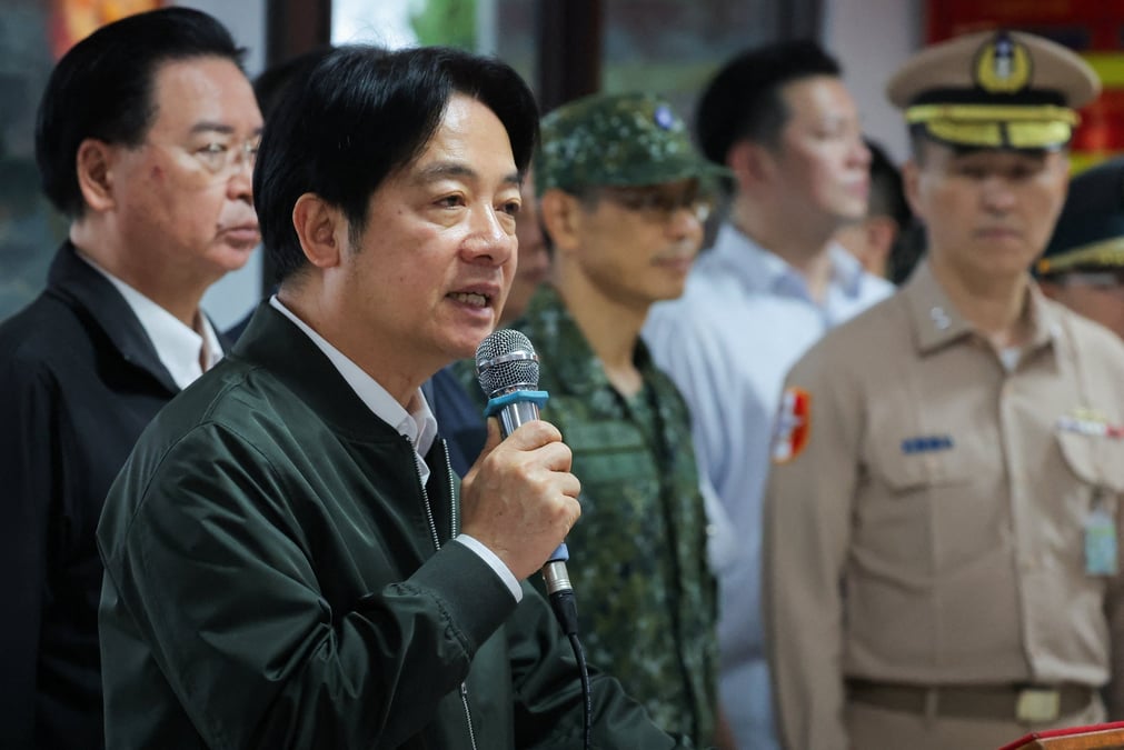 Le president taiwanais lai ching-te prononce un discours lors de sa visite dans un camp militaire a taoyuan, taiwan