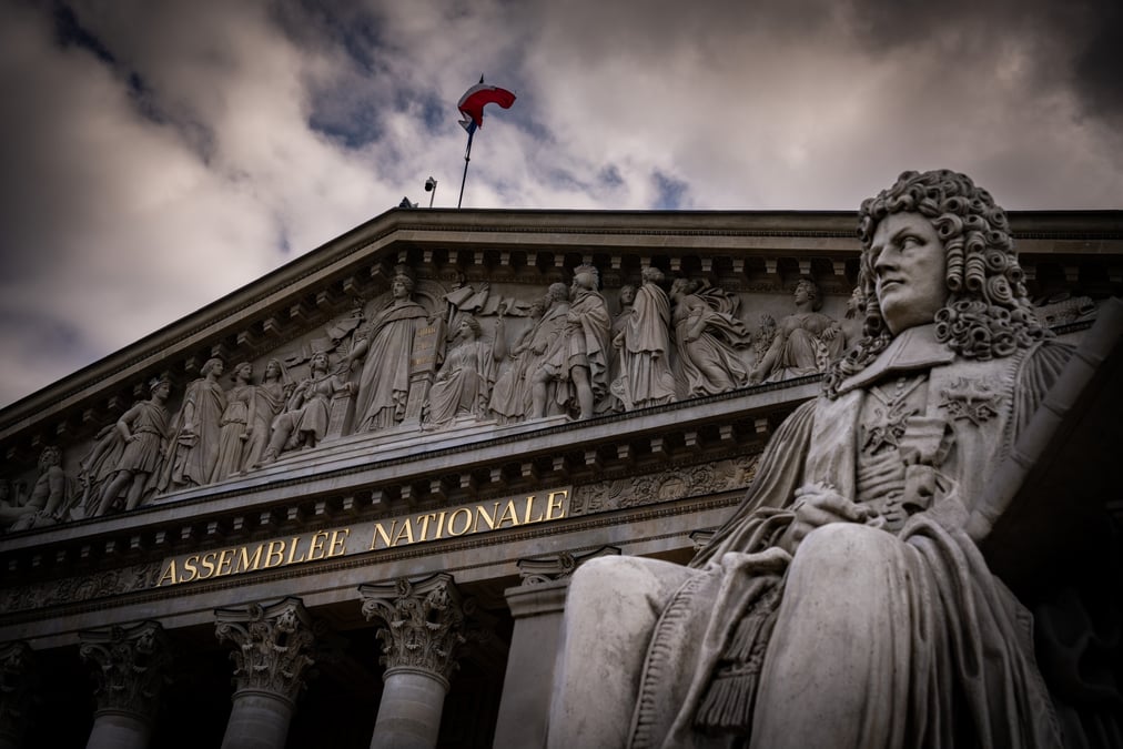 Le texte adopté par les députés « exhorte l'Union européenne et ses États membres à procéder sans délai à la saisie des avoirs russes gelés et immobilisés ».