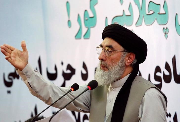 Le chef de guerre afghan hekmatyar tend la main aux taliban