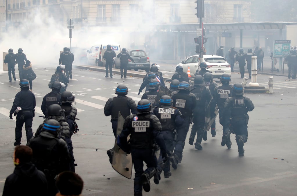 Tension au depart des corteges de "gilets jaunes" a paris