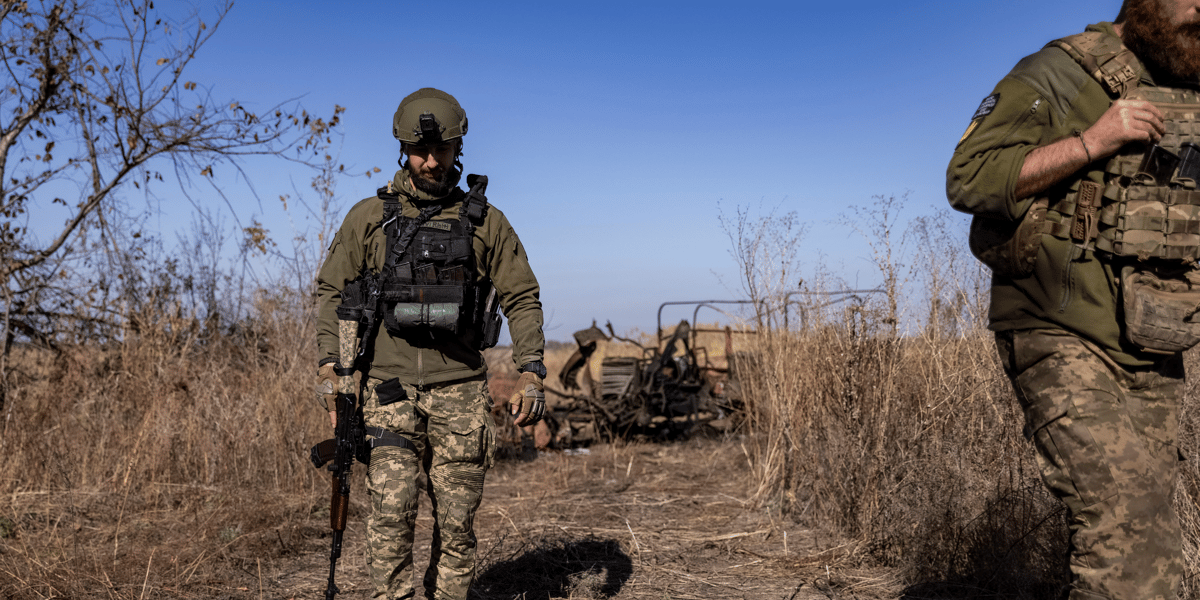 Un soldat ukrainien marche pres du front dans la region de donetsk, en ukraine