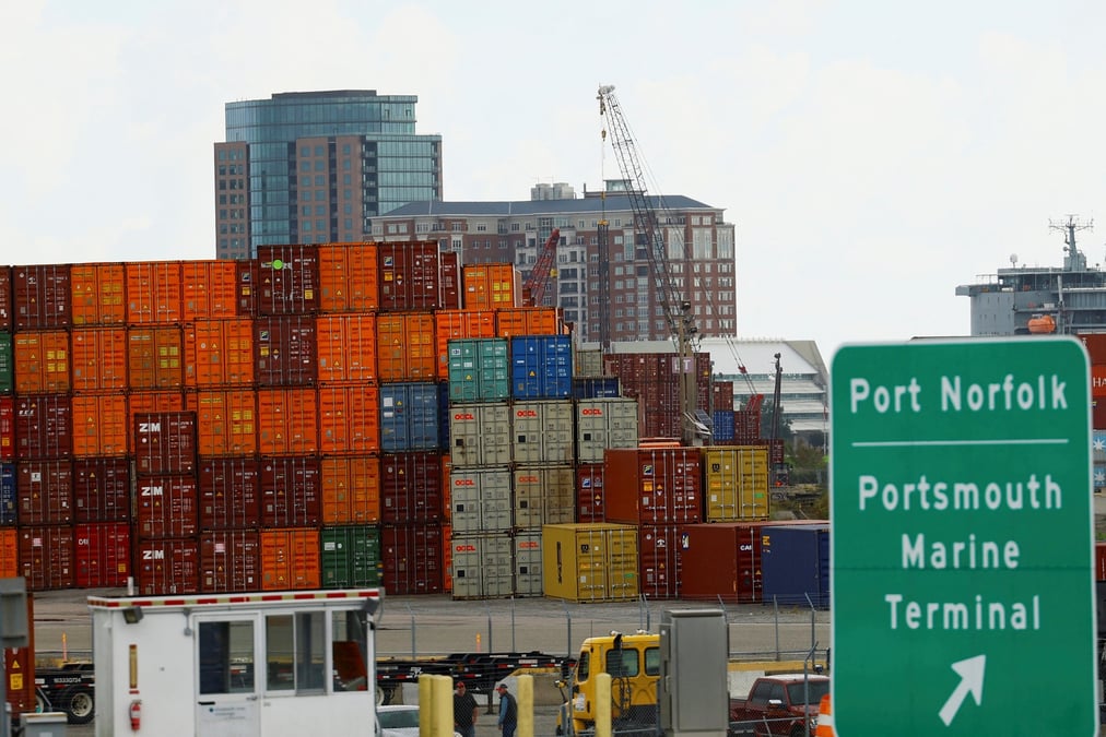 Des conteneurs sont empiles au terminal maritime de portsmouth