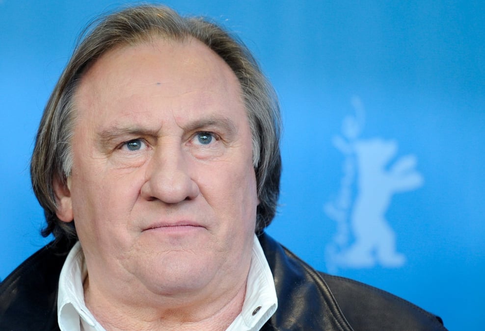 Gerard depardieu pose lors d'une seance photo pour promouvoir le film 'saint amour' lors du 66e festival international du film de berlinale a berlin