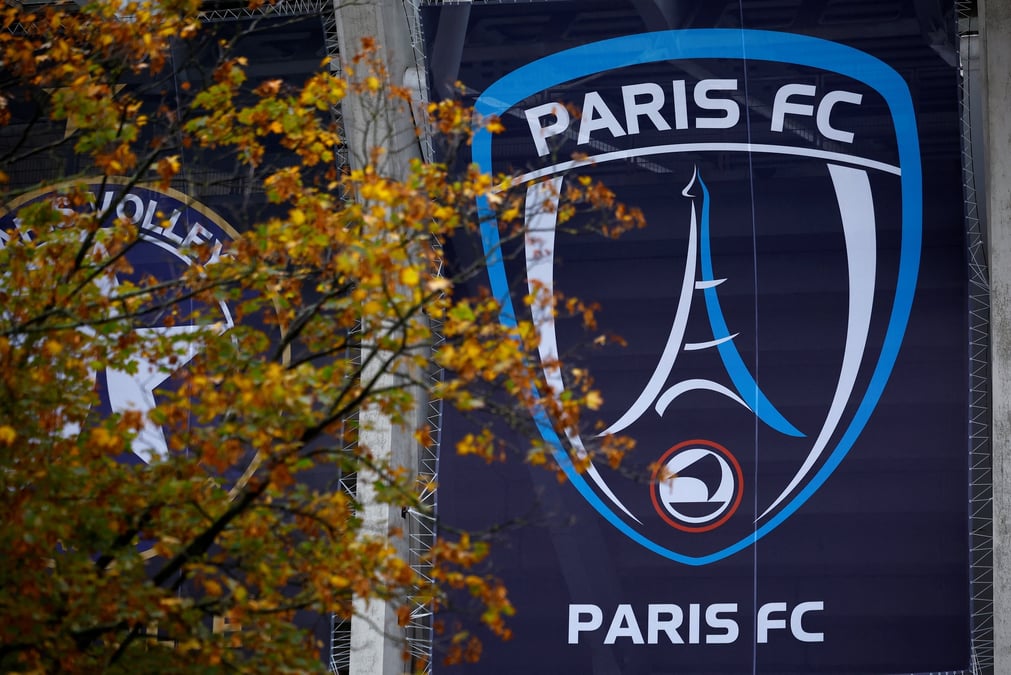 Logo du paris fc au stade charlety a paris
