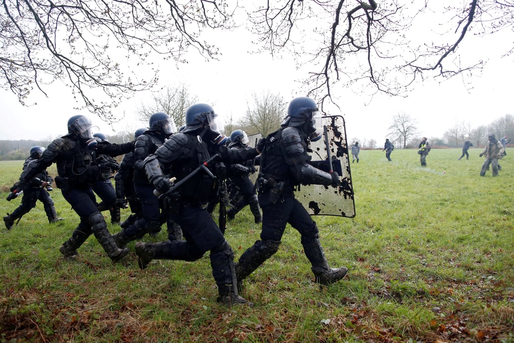 L'usage de brassards "presse" par des gendarmes denonce