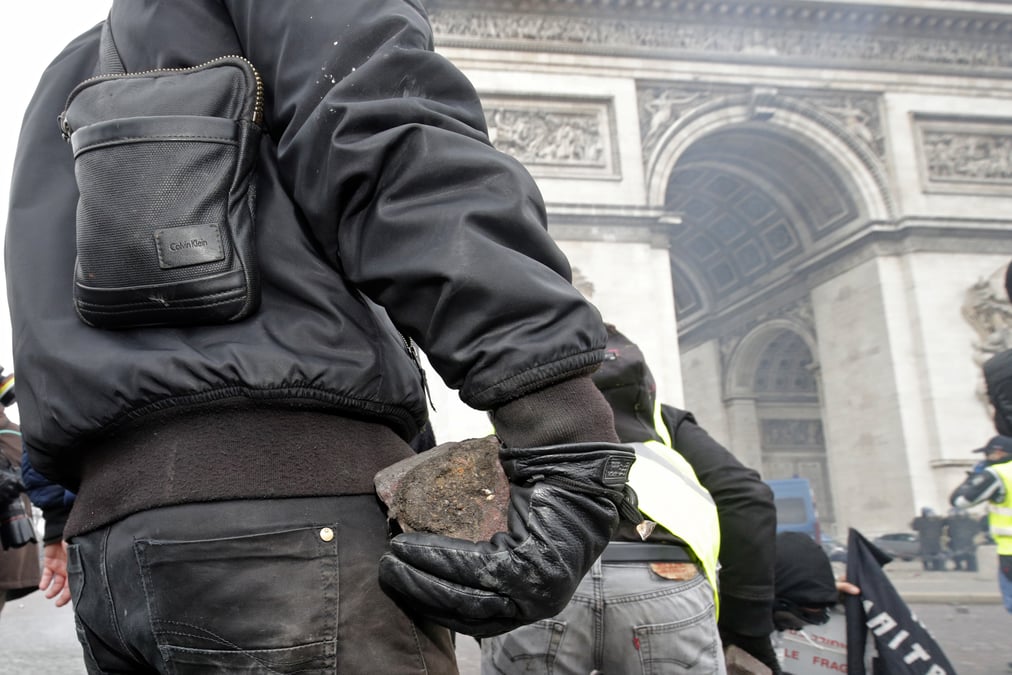 Macron envisage d'interdire les manifestations sur les champs-elysees