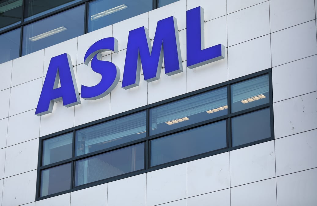 Asml depasse les attentes au t3, porte par la demande de puces