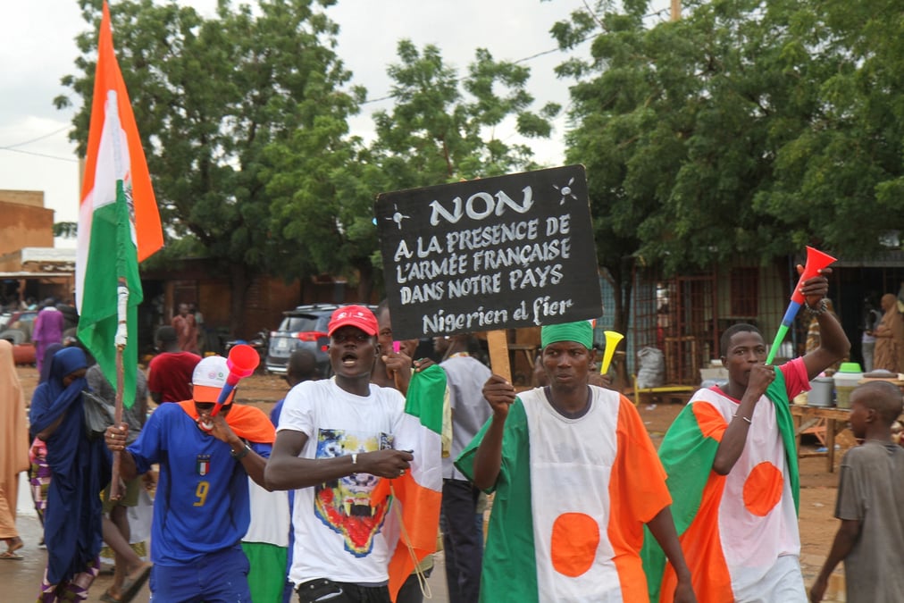 Des manifestants reunis pour exiger le depart de l'armee francaise au niger
