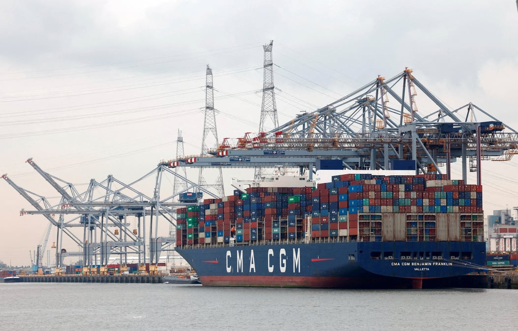 Le porte-conteneurs cma cgm benjamin franklin dans le port d'anvers