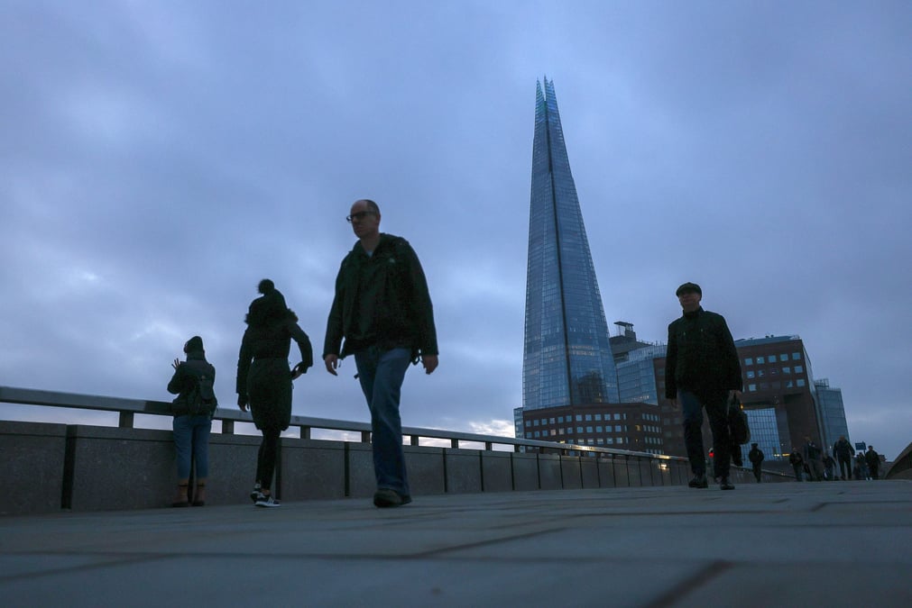 Des pietons traversent le london bridge a londres