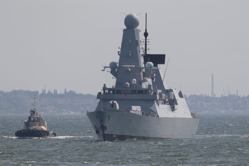 Crimee: la russie dit avoir tire des coups de semonce contre un destroyer britannique