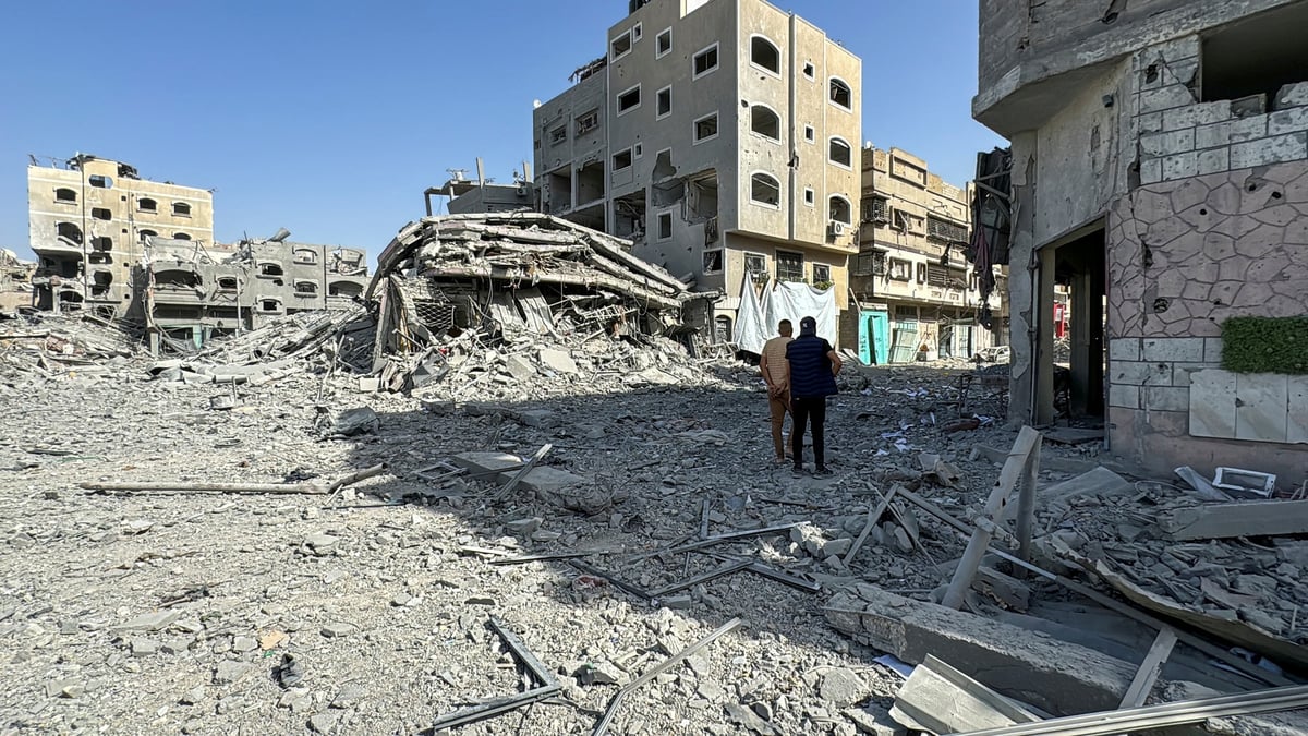 Les palestiniens observent les degats apres le retrait des forces israeliennes de la zone autour de l'hopital kamal adwan