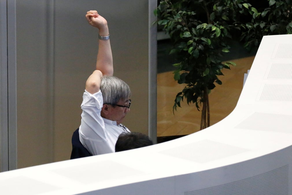 Tokyo finit sans grand changement