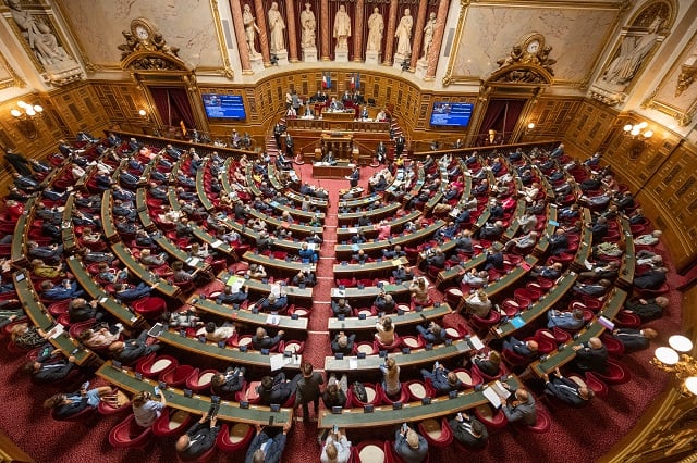 L'adoption du budget 2024 au Sénat ce mardi intervient alors que, la veille, l'Assemblée nationale a rejeté le projet de loi immigration.