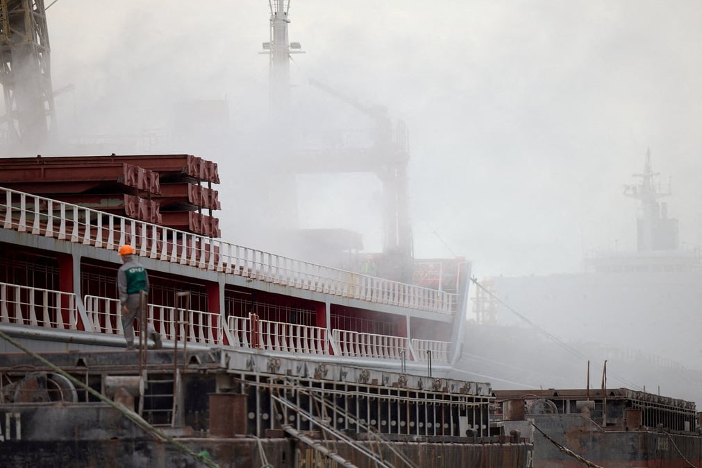 Un navire dans le port de chornomorsk, en ukraine, avant le redemarrage de l'exportation de cereales