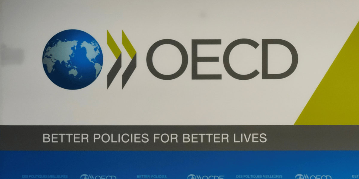 L'OCDE se dit satisfaite que de nombreux gouvernements aient choisi d'augmenter « les prix du carbone afin de soutenir la transition vers une économie à faible émission carbone »