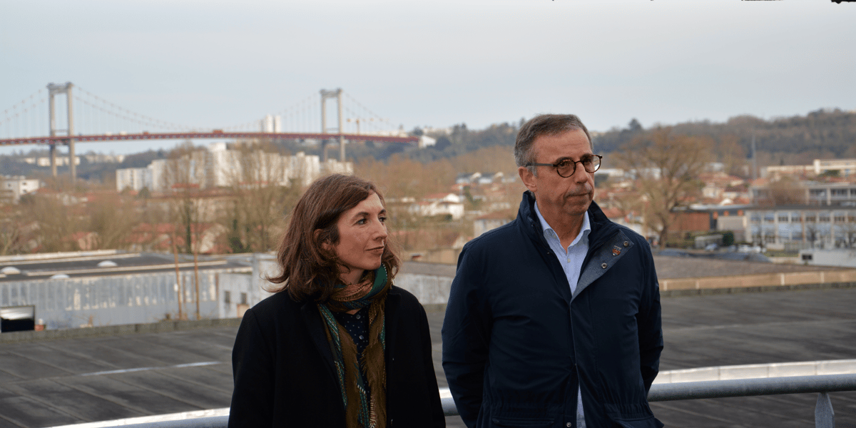 Pierre Hurmic, maire écologiste de Bordeaux, et Claudine Bichet, son adjointe chargée des finances, de la transition énergétique et de l'égalité femmes/hommes, sur le toit de la base sous-marine lundi 29 janvier 2024.
