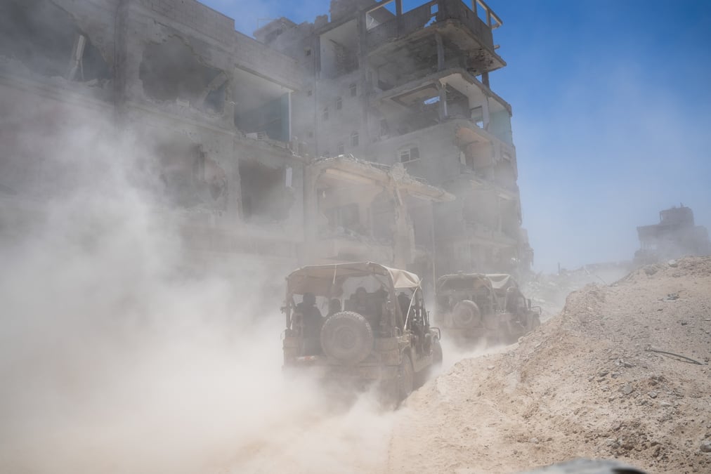 Des vehicules de l'armee israelienne transportent un groupe de soldats et de journalistes dans la bande de gaza