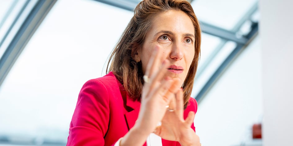 Valérie Hayer, leader du groupe Renaissance au Parlement européen, se positionne contre les  « return hubs » qu'elle juge inefficace.