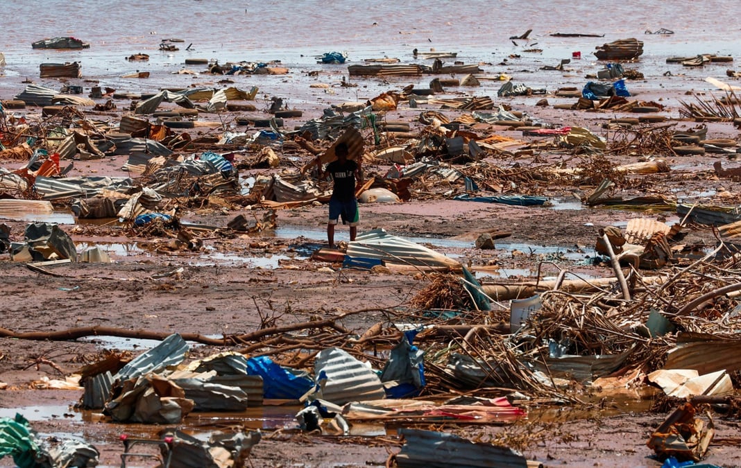 Un garçon sur une place de Passamainty à Mayotte le 20 décembre, 6 jours après le passage dévastateur du cyclone Chido.