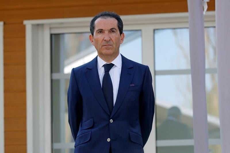 Patrick drahi regrouperait ses activites medias dans sfr